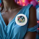 Badge Rond 5 Cm Rustic Camp Bride Fête de Bachelorette Personnalis<br><div class="desc">Célébrez le week-end de bachelorette "Camp Bride" avec ce bouton fantaisiste personnalisé. Avec une illustration charmante d'une tente, d'un feu de camp, de cocktails et d'un camping-car sous un ciel illuminé par la lune, ce bouton capture parfaitement le thème du glamour rustique. Entièrement personnalisable avec le nom de la mariée,...</div>