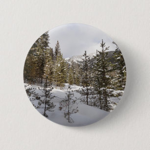 Badge Rond 5 Cm Scène de montagne enneigée en hiver dans le Montan