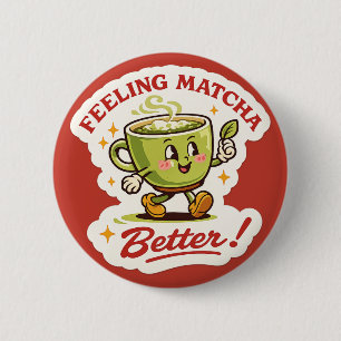 Badge Rond 5 Cm Se sentant Matcha Mieux – Matcha Latte Pun Retro