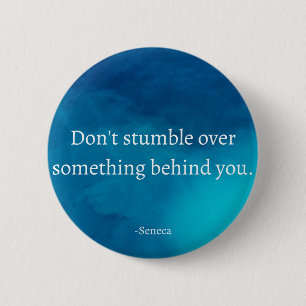Badge Rond 5 Cm Seneca : Concentrons-nous sur l'avenir, ne tombez