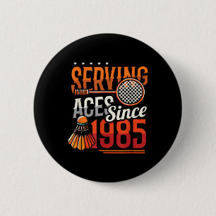 Badge Rond 5 Cm Serving Aces depuis 1985 Badminton Lover 40th Birt
