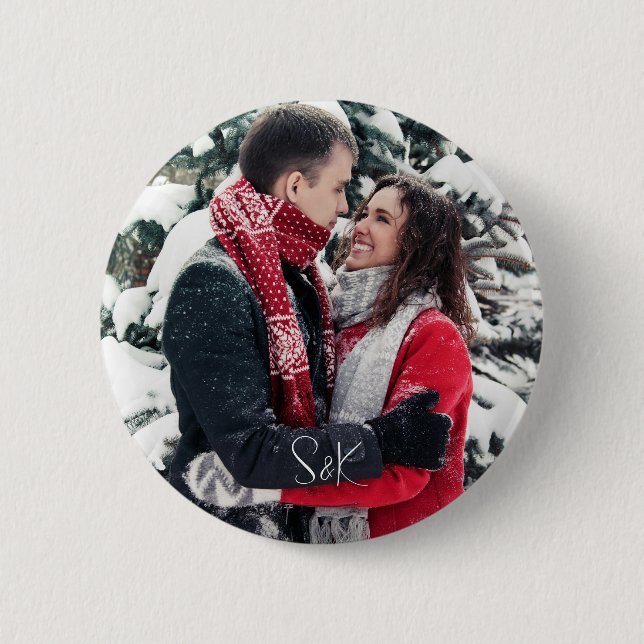 Badge Rond 5 Cm Simple Elégant Script Couple Photo et Initiales (Devant)