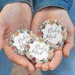 Badge Rond 5 Cm Sirène de Bridesmaid Russe Bloom<br><div class="desc">Identifiez les joueurs clés à votre douche nuptiale ou à votre dîner de répétition avec nos élégants boutons floraux chics et doux. Bouton présente une couronne florale d'aquarelle de roses, de pivoines et de mamans dans des teintes d'automne riches, avec "demoiselle d'honneur" inscrit à l'intérieur en écriture manuscrite. Conçu pour...</div>