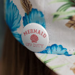 Badge Rond 5 Cm Sirène hors service Vintage en détresse<br><div class="desc">Identifiez-vous comme hors-service grâce à notre bouton rond mignon et estival. Le design de style vintage de la plage présente "Mermaid Off Duty" en lettres rouges et en mauvais état avec une illustration de coquillage.</div>
