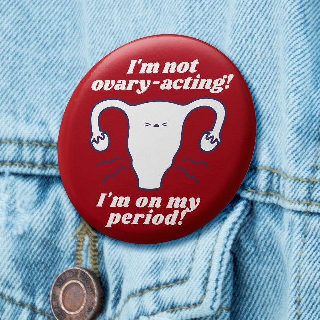 Badge Rond 5 Cm Slogan de la période drôle de blanc rouge qui n'ag (Red badge with cartoon uterus and slogan 'I'm not ovary-acting, I'm on my period!')