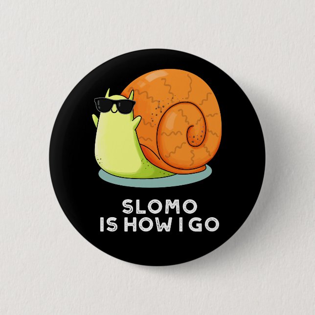 Badge Rond 5 Cm Slomo Est Comment Je Passe Funny Snail Pun Dark BG (Devant)