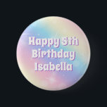 Badge Rond 5 Cm Soirée Anniversaire de enfant Cute Pastel Rainbow<br><div class="desc">Célébrez l'anniversaire de votre petite fille avec ces jolies touches de fête en arc-en-ciel pastel qui présentent de belles lettres blanches à l'ombre violette pour le nom de votre enfant. Cette faveur magique illustre l'enchantement de l'enfance.</div>