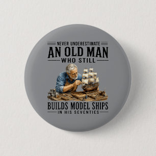 Badge Rond 5 Cm Sous-estimer un vieil homme qui construit des maqu