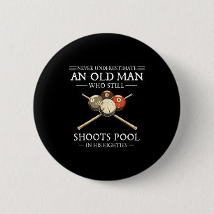 Badge Rond 5 Cm Sous-estimer un vieil homme qui joue au billard So