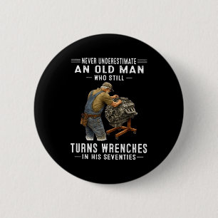 Badge Rond 5 Cm Sous-estimer un vieil homme qui tourne les clés