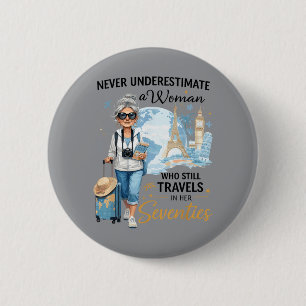 Badge Rond 5 Cm Sous-estimer une femme qui voyage dans les années