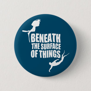 Badge Rond 5 Cm Sous La Surface   Citation Plongée