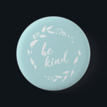 Badge Rond 5 Cm Soyez inspirant Citation Florale Wreath in Aqua<br><div class="desc">Bouton élégant et minimaliste avec la citation de gentillesse inspirante - Be Kind - en belle écriture manuscrite à l'intérieur d'une couronne florale moderne en crème sur un arrière - plan aqua.</div>