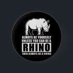 Badge Rond 5 Cm Soyez Toujours Vous-Même À Moins D'Être Rhino Cost<br><div class="desc">Soyez Toujours Vous-Même À Moins D'Être Rhino Costume Cadeau</div>