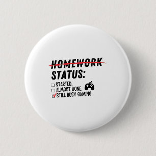 Badge Rond 5 Cm Statut des devoirs toujours occupé à jouer drôle d