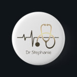 Badge Rond 5 Cm Stethoscope Heartbeat Médicale<br><div class="desc">Un bouton avec un stéthoscope et un battement de coeur et le nom du propriétaire. Un cadeau parfait pour quelqu'un de l'industrie médicale comme une infirmière ou un médecin. Le personnel Médicale qui travaille avec les enfants peut trouver ce bouton utile comme un badge de nom amusant pour leurs patients...</div>