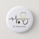 Badge Rond 5 Cm Stethoscope Heartbeat Médicale<br><div class="desc">Un bouton avec un stéthoscope et un battement de coeur et le nom du propriétaire. Un cadeau parfait pour quelqu'un de l'industrie médicale comme une infirmière ou un médecin. Le personnel Médicale qui travaille avec les enfants peut trouver ce bouton utile comme un badge de nom amusant pour leurs patients...</div>