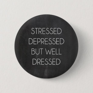 Badge Rond 5 Cm Stress déprimé mais bien habillé