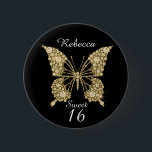 Badge Rond 5 Cm Sweet 16th Birthday Butterfly Personnalisé<br><div class="desc">Bouton personnalisé Bouton doux doux 16e anniversaire. Il suffit de remplir le champ nom pour personnaliser. Pour plus de produits doux assortis 16,  visitez mon magasin Hugglebugs.</div>