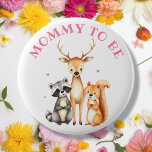 Badge Rond 5 Cm Sweet Woodland Creats Mommy To Be<br><div class="desc">Bouton baby shower pour que la maman soit du baby shower d'un garçon ou d'une fille. Une aquarelle douce d'ai illustrant un cerf,  un raton laveur et un écureuil. Le texte est modifiable et peut être personnalisé dans la zone personnalisée. Obtenez un pour chaque membre de la famille !</div>