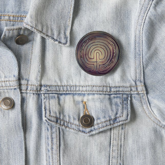 Badge Rond 5 Cm Symbole du Labyrinthe (En situation)