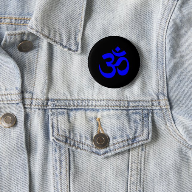 Badge Rond 5 Cm Symbole Om noir et bleu (En situation)