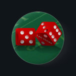 Badge Rond 5 Cm Table de craps avec dés Las Vegas<br><div class="desc">Red Dice avec du texte Las Vegas sur eux, mis sur un arrière - plan de table de craps.~~~ Ici, au magasin *Las Vegas Icons*, vous trouverez des designs incluant certains des sites les plus populaires à Las Vegas, y compris l'Affiche de bienvenue Las Vegas, des jetons de poker simulés,...</div>