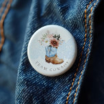 Badge Rond 5 Cm Team Cowboy Western Pink Boot Boot Reveillez Genre<br><div class="desc">Ces boutons de cow-boy d'équipe sont l'ajout parfait à votre baby shower de cowgirl à thème occidental, combinant élégance rustique et art délicat. Au coeur de ce design se trouve notre étonnante botte de bébé bleu occidental peinte à la main avec des fleurs. Chaque détail est minutieusement mis en valeur...</div>