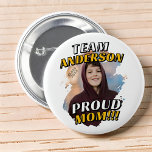 Badge Rond 5 Cm Team [Last Name] Proud Mom Graduation Photo<br><div class="desc">Celebrate your graduate with a custom Team [Last Name] Graduation Button featuring your graduate’s photo and bold varsity-style lettering. This master listing allows you to choose any family role so everyone can proudly represent their grad on the big day. Perfect for graduation ceremonies, senior night, grad parties, and family photos....</div>