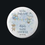 Badge Rond 5 Cm Teddy Bear Balloons Garçon Bearly Wait Baby shower<br><div class="desc">Design Baby shower mignon avec un ours en peluche avec un arc-en-cravate bleu accroché à un tas de ballons d'un côté avec une ballons portant un bouquet floral sur le côté droit. Des drapeaux de brassage sont accrochés entre les deux ballons. Des nuages et des étoiles sur un arrière -...</div>