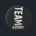 Badge Rond 5 Cm Texte de regroupement d'équipe extra grand<br><div class="desc">Le texte "grunge" extra large dit : "Team Groom". Ce design est idéal pour une sortie Bachelor Party ! N’oubliez pas les designs "Team Bride" correspondants. Copiez et collez ce texte dans la fenêtre de votre navigateur pour visualiser ces designs : http://www.zazzle.com/exclusivelyweddings*/gifts?cg=196481553580698855</div>
