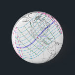 Badge Rond 5 Cm Total Solaire Eclipse 2024 Global Path<br><div class="desc">Chemin de l'éclipse solaire totale du 8 avril 2024 représenté sur une carte globale de la NASA qui montre les temps de transit et le point de la plus grande éclipse. Notez que le chemin étroit de la totalité pour l'Amérique du Nord commence à la frontière Pacifique du Mexique et...</div>