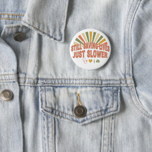 Badge Rond 5 Cm Toujours Sauver Des Vies, Mais Plus Lentement Drôl