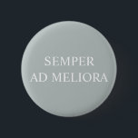 Badge Rond 5 Cm Toujours vers de meilleures choses Citation latine<br><div class="desc">Un badge avec l'expression latine "semper ad meliora". Une phrase populaire dans la Rome antique,  la traduction est "toujours vers de meilleures choses". Il nous rappelle de nous concentrer sur l'avancée vers des choses plus grandes sans regarder en arrière. Lettres blanches sur un arrière - plan gris.</div>