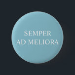 Badge Rond 5 Cm Toujours vers de meilleures choses Citation latine<br><div class="desc">Un badge avec l'expression latine "semper ad meliora". Une phrase populaire dans la Rome antique,  la traduction est "toujours vers de meilleures choses". Il nous rappelle de nous concentrer sur l'avancée vers des choses plus grandes sans regarder en arrière. Lettre blanche sur un arrière - plan bleu turquoise.</div>
