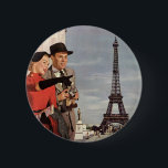 Badge Rond 5 Cm Touristes vintages voyageant à Paris Tour Eiffel<br><div class="desc">Illustration vintage image voyage et transport avec vacances jeunes mariés à Paris, France avec la Tour Eiffel en arrière - plan. Un design d'amour et de romance avec un homme et une femme en vacances romantiques, un couple dans la ville de lumières sur leur lune de miel. Elle tient une...</div>
