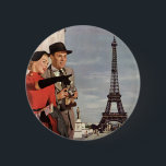 Badge Rond 5 Cm Touristes vintages voyageant à Paris Tour Eiffel<br><div class="desc">Illustration vintage image voyage et transport avec vacances jeunes mariés à Paris, France avec la Tour Eiffel en arrière - plan. Un design d'amour et de romance avec un homme et une femme en vacances romantiques, un couple dans la ville de lumières sur leur lune de miel. Elle tient une...</div>