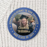 Badge Rond 5 Cm Tous les textes Graduation Photo Félicats Bleu et<br><div class="desc">Dites félicitations et montrez votre fierté pour le diplômé avec des boutons photo/badges customisés cool. (CONSEIL EN MATIÈRE DE PLACEMENT D'IMAGE : Une façon simple de centrer une photo exactement comment vous voulez est de la rogner avant de la télécharger sur le site Zazzle.) Tout le texte est simple à...</div>