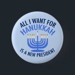 Badge Rond 5 Cm Tout ce que je veux pour Hanoukka est un nouveau p<br><div class="desc">Tout ce que je veux pour Hanoukka est un nouveau POTUS. Un nouveau président serait un grand cadeau pour cette personne juive. Un cool anti-Trump présent pour un juif qui veut destituer Donald Trump. Résistez avec ce bouton cool bleu menorah.</div>