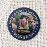 Badge Rond 5 Cm Tout Texte Graduation Photo Félicitations Marine B<br><div class="desc">Dites félicitations et montrez votre fierté pour le diplômé avec des boutons photo/badges customisés cool. (CONSEIL EN MATIÈRE DE PLACEMENT D'IMAGE : Une façon simple de centrer une photo exactement comment vous voulez est de la rogner avant de la télécharger sur le site Zazzle.) Tout le texte est simple à...</div>