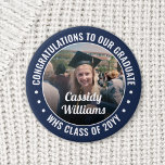 Badge Rond 5 Cm Tout Texte Graduation Photo Félicitations Marine B<br><div class="desc">Dites félicitations et montrez votre fierté pour le diplômé avec des boutons photo/badges customisés cool. (CONSEIL EN MATIÈRE DE PLACEMENT D'IMAGE : Une façon simple de centrer une photo exactement comment vous voulez est de la rogner avant de la télécharger sur le site Zazzle.) Tout le texte est simple à...</div>