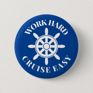 Badge Rond 5 Cm Travailler dur Cruise Easy - Dire amusant pour les