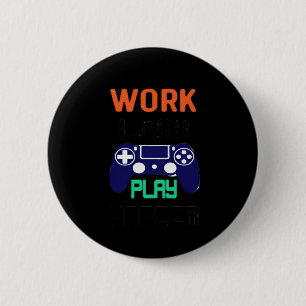 Badge Rond 5 Cm Travaillez dur, Jouez si dur Relaxé
