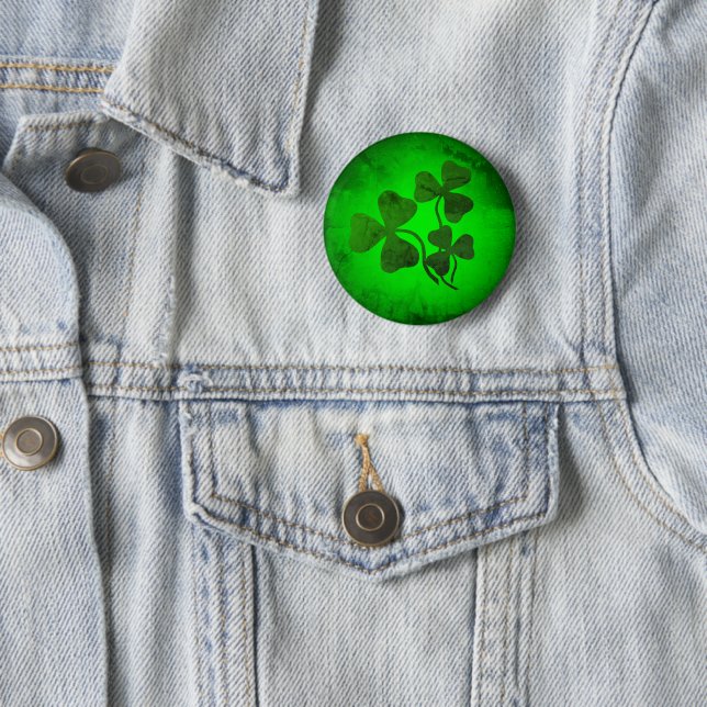 Badge Rond 5 Cm Trèfle irlandais/trèfle vert, éclat vert de l'Irla (En situation)