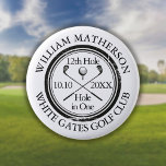 Badge Rond 5 Cm Trou de golf en un classique personnalisé<br><div class="desc">Avec un effet de timbre vieilli design rétro classique. Personnalisez le nom,  le numéro de trou de localisation et la date pour créer un grand gardien pour célébrer ce trou fantastique en un. Conçu par Thisisnotme©</div>