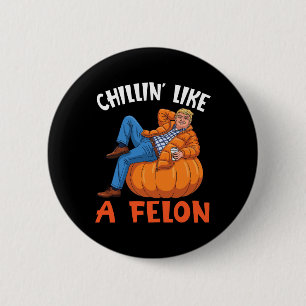 Badge Rond 5 Cm Trump boit du café sur pumpkin en se détendant com