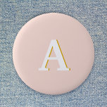 Badge Rond 5 Cm Typographie Vintage du Monogramme initial<br><div class="desc">Un design initial minimaliste simple utilisant une typographie rétro vintage en blanc avec une ombre dorée sur un arrière - plan rose vif. La lettre peut facilement être customisée pour créer votre propre design monogramme!</div>