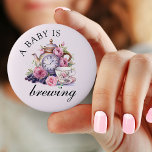 Badge Rond 5 Cm Un bébé brasse de la théière Vintage et des tasses<br><div class="desc">Un bébé est en train de brasser bouton avec le design vintage de la fête du thé, y compris la théière, tasses de thé et roses roses. Pour coordonner les invitations, la papeterie, les jeux et la décoration de jour de l'événement, veuillez consulter ma collection Vintage de Baby showers Tea...</div>