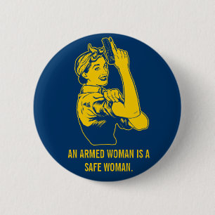 Badge Rond 5 Cm Un bouton armé de femme