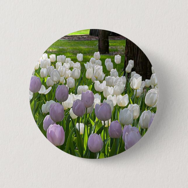Badge Rond 5 Cm Un broche avec de belles fleurs blanches et violet (Devant)